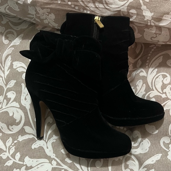 Gorgeous Ann Michelle Booties! - Picture 2 of 10